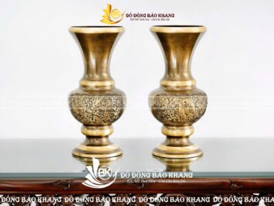Lọ hoa bằng đồng vàng