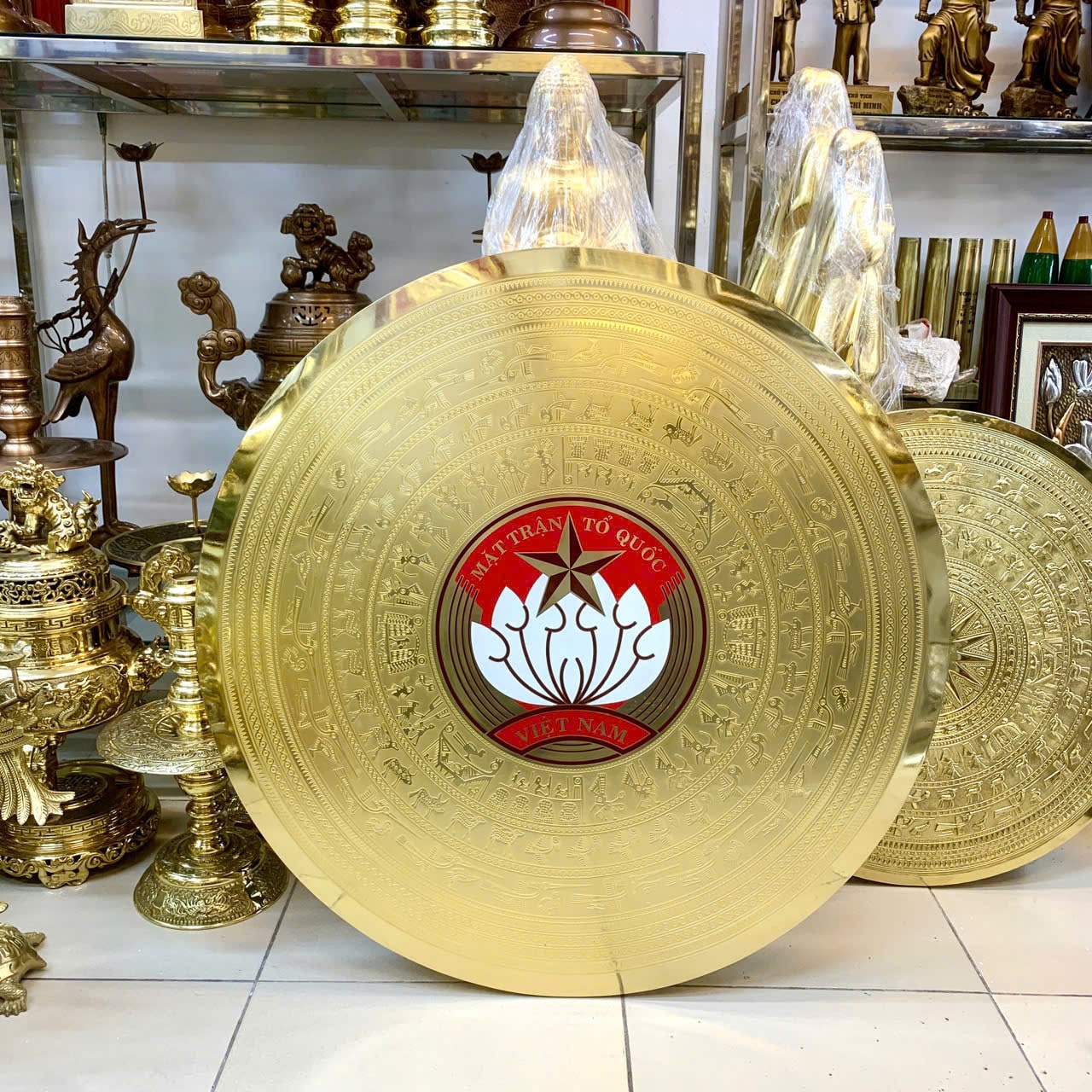 Mặt Trống Đồng Rửa Vàng Cho Uỷ Ban Mặt Trận Tổ Quốc Tỉnh Quảng Trị 1 Mặt Trống Đồng Rửa Vàng Cho Uỷ Ban Mặt Trận Tổ Quốc Tỉnh Quảng Trị