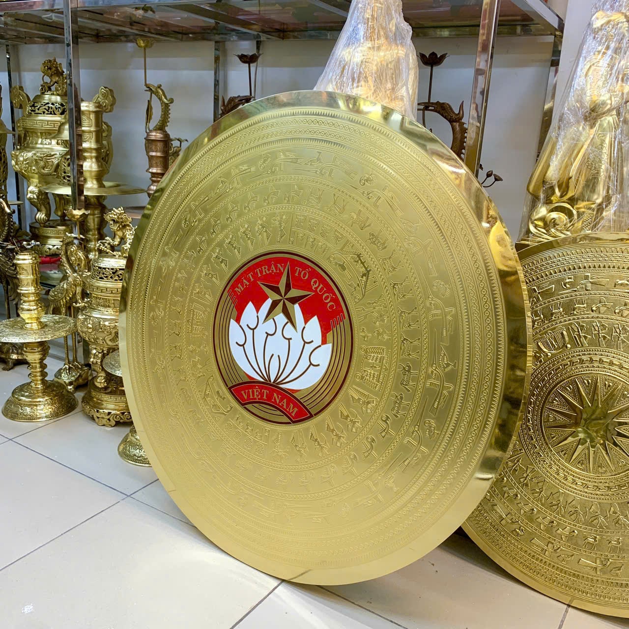 Mặt Trống Đồng Rửa Vàng Cho Uỷ Ban Mặt Trận Tổ Quốc Tỉnh Quảng Trị 2 Mặt Trống Đồng Rửa Vàng Cho Uỷ Ban Mặt Trận Tổ Quốc Tỉnh Quảng Trị