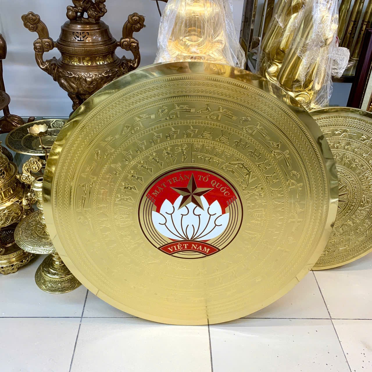 Mặt Trống Đồng Rửa Vàng Cho Uỷ Ban Mặt Trận Tổ Quốc Tỉnh Quảng Trị 3 Mặt Trống Đồng Rửa Vàng Cho Uỷ Ban Mặt Trận Tổ Quốc Tỉnh Quảng Trị