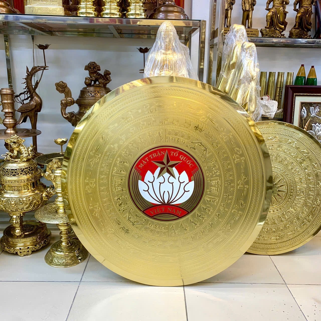 Mặt Trống Đồng Rửa Vàng Cho Uỷ Ban Mặt Trận Tổ Quốc Tỉnh Quảng Trị 4 Mặt Trống Đồng Rửa Vàng Cho Uỷ Ban Mặt Trận Tổ Quốc Tỉnh Quảng Trị