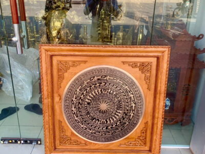 Tranh Trống Đồng Đỏ Đúc Đóng Khung Gỗ Hương ( 88*88cm)