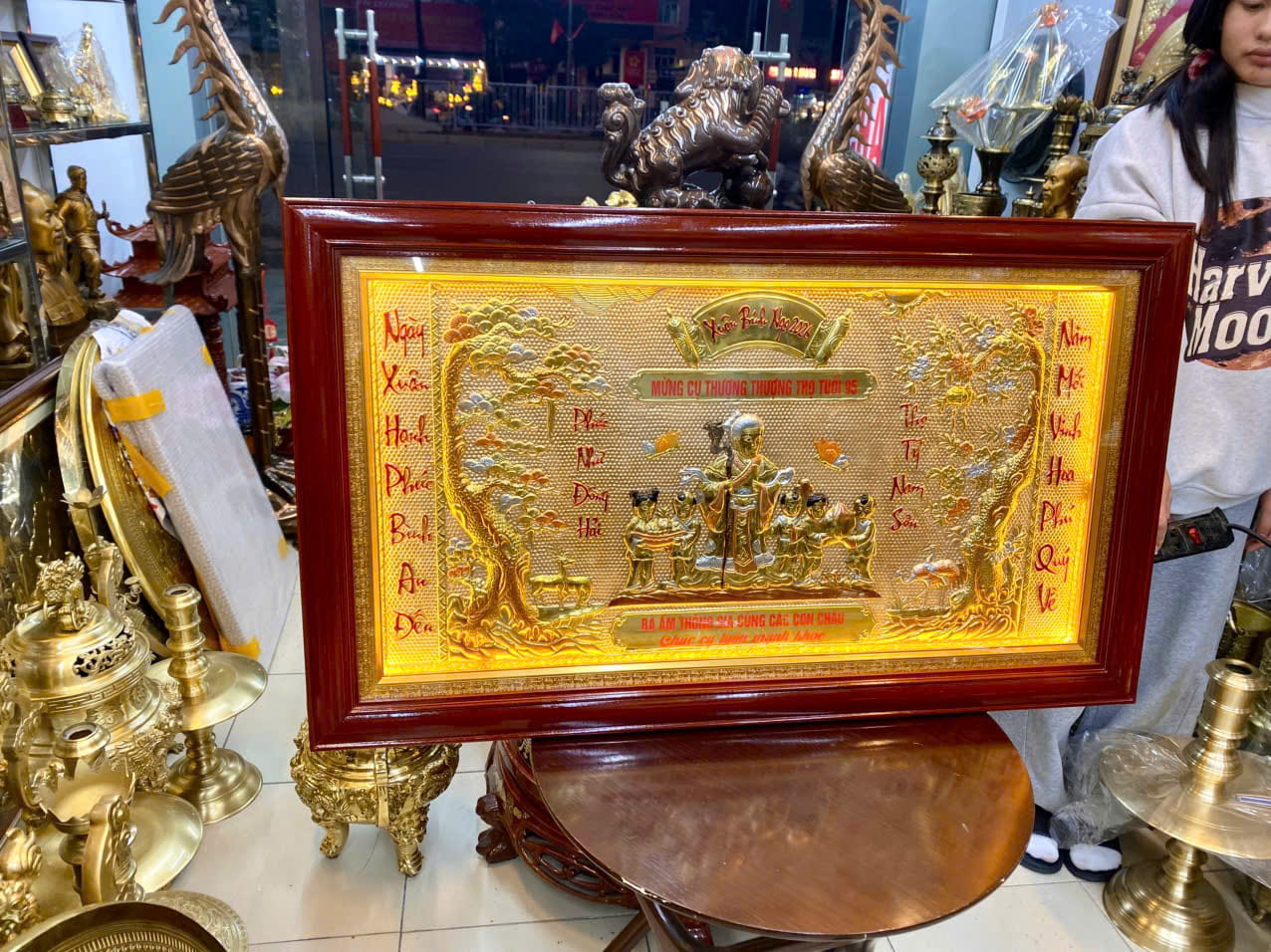 Tranh Mừng Thọ Cụ Bà Bằng Đồng Thau Nguyên Tấm Nền Vàng Có LED 63x107 (cm) 2 Tranh Mừng Thọ Cụ Bà Bằng Đồng Thau Nguyên Tấm Nền Vàng Có LED 63x107 (cm)