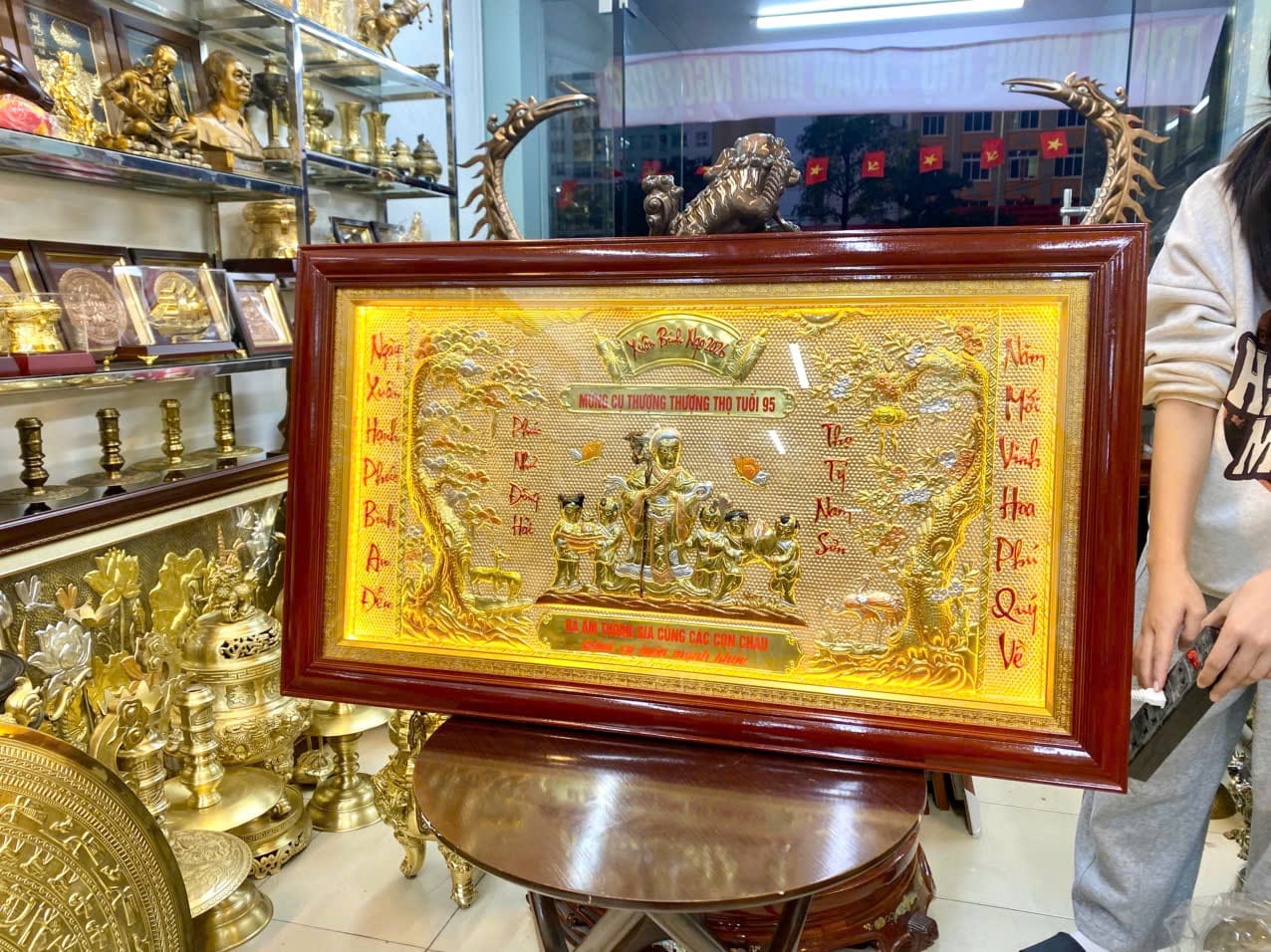 Tranh Mừng Thọ Cụ Bà Bằng Đồng Thau Nguyên Tấm Nền Vàng Có LED 63x107 (cm) 4 Tranh Mừng Thọ Cụ Bà Bằng Đồng Thau Nguyên Tấm Nền Vàng Có LED 63x107 (cm)